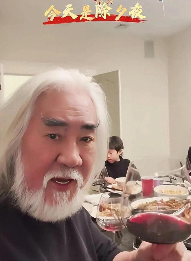 春晚穿运动鞋上台致辞杜星霖涂大红唇扮嫩必一体育运动app张纪中参加哈佛大学(图3)