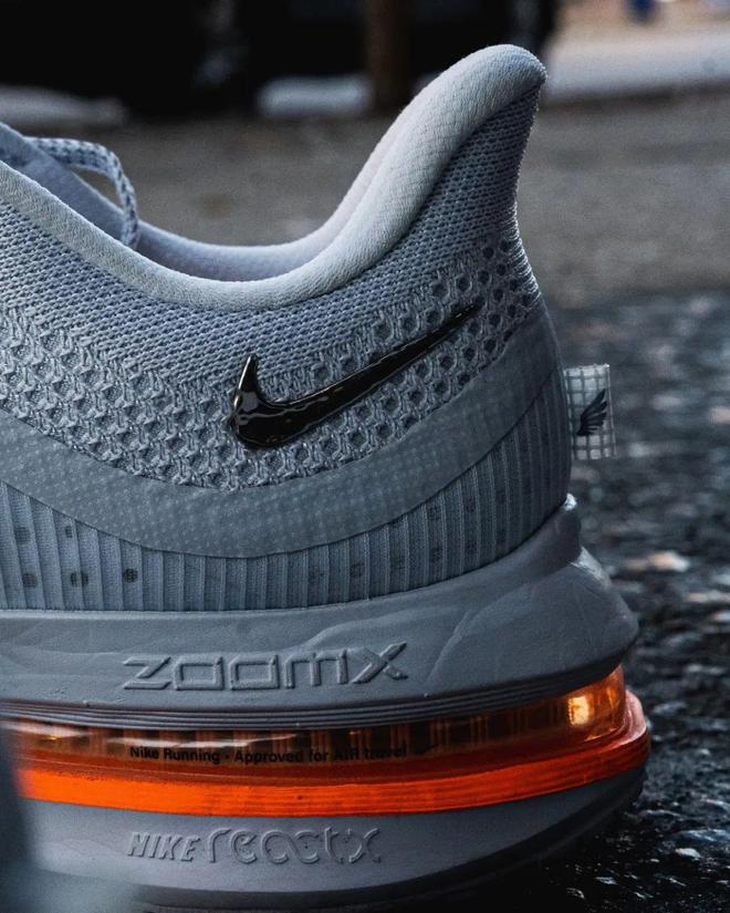 双Nike跑鞋把能给的都给足了必一体育运动app配置诱人！这(图3)
